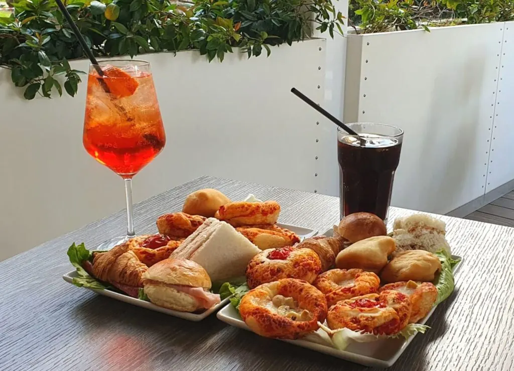 Aperitivo nel dehor esterno del Bar ai Portici