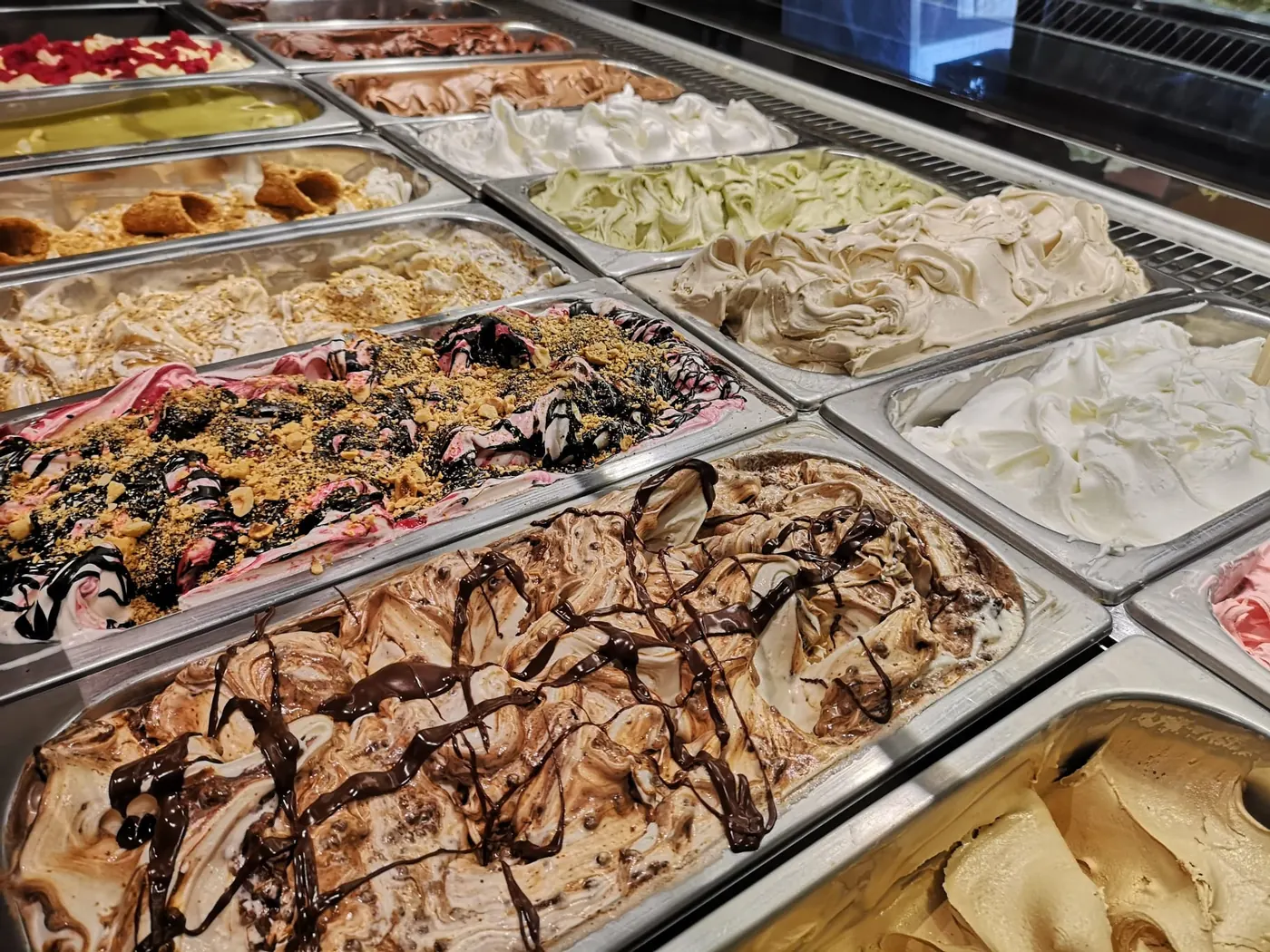 Vetrina della gelateria del Bar ai Portici a Trani