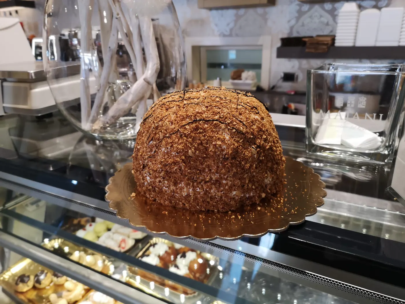 Torta gelato artigianale alla nocciola nella vetrina del Bar ai Portici