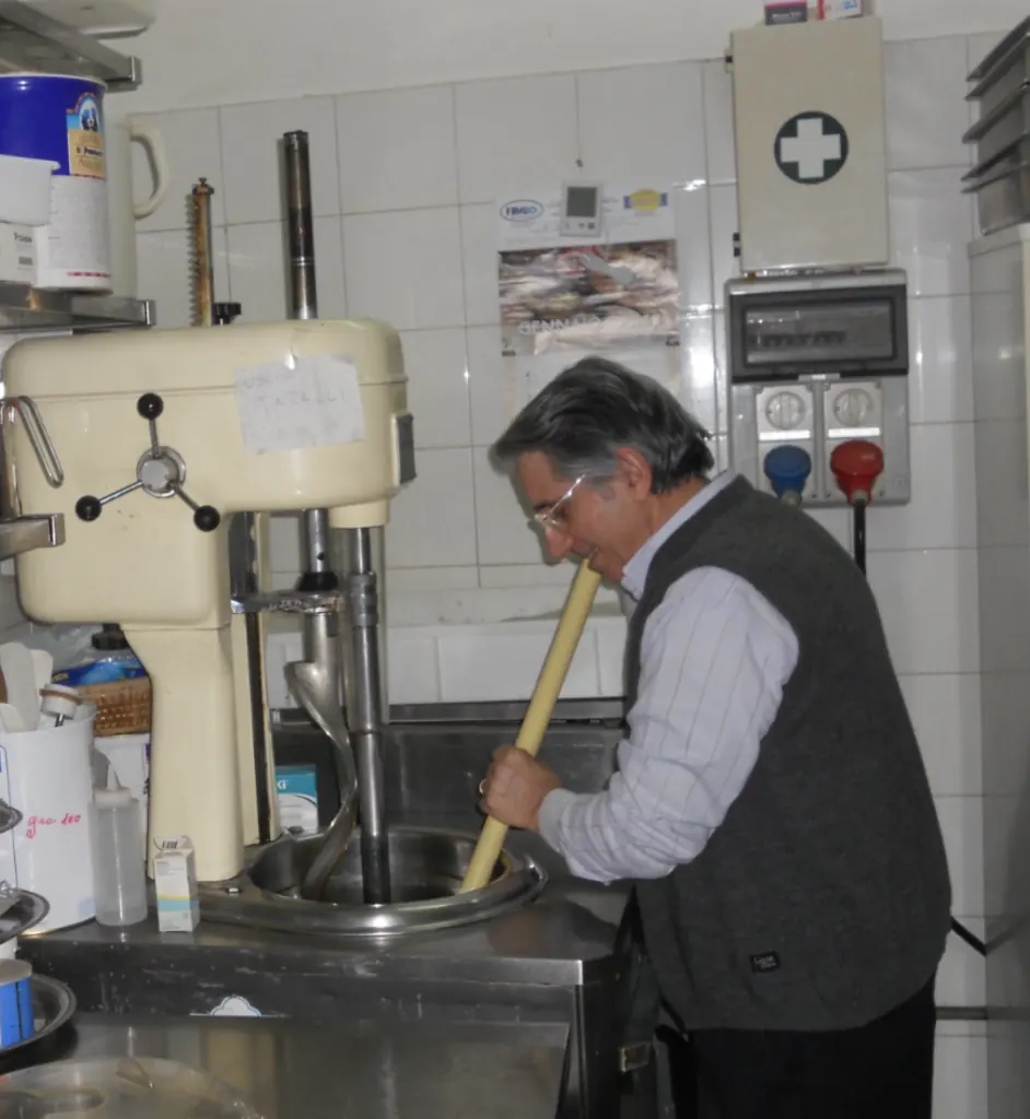 Mantecazione artigianale del gelato nel laboratorio del Bar ai Portici